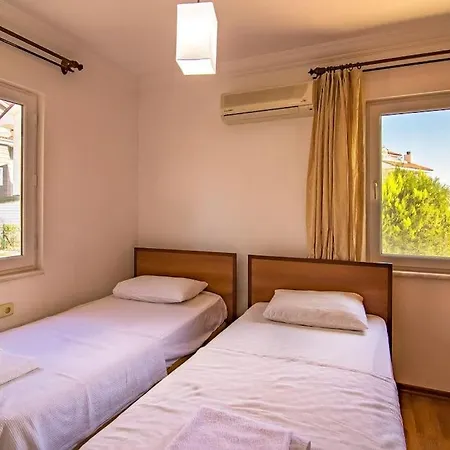 Plaja Yakin Havuzu Korunakli