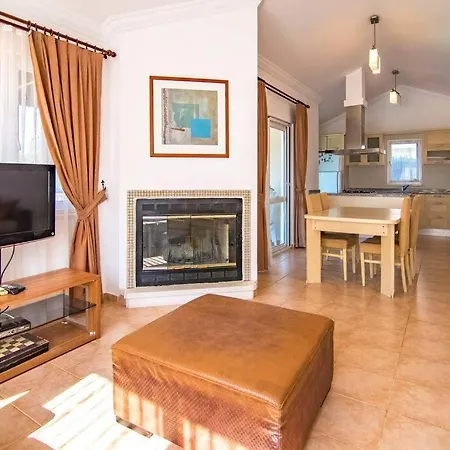 Plaja Yakin Havuzu Korunakli Villa