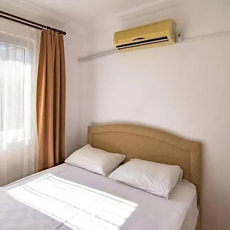 Plaja Yakin Havuzu Korunakli Villa *