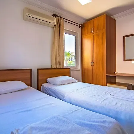 Villa Plaja Yakin Havuzu Korunakli